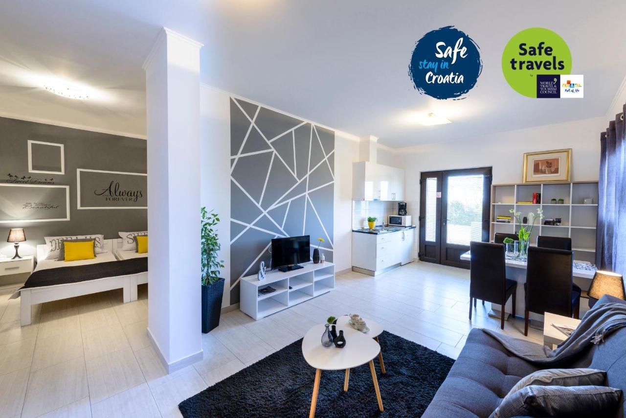 מליני Apartments Anamarija מראה חיצוני תמונה